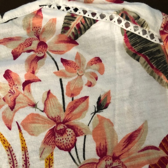 Woman’s Floral Front Knot T-Shirt - Picture 5 of 5